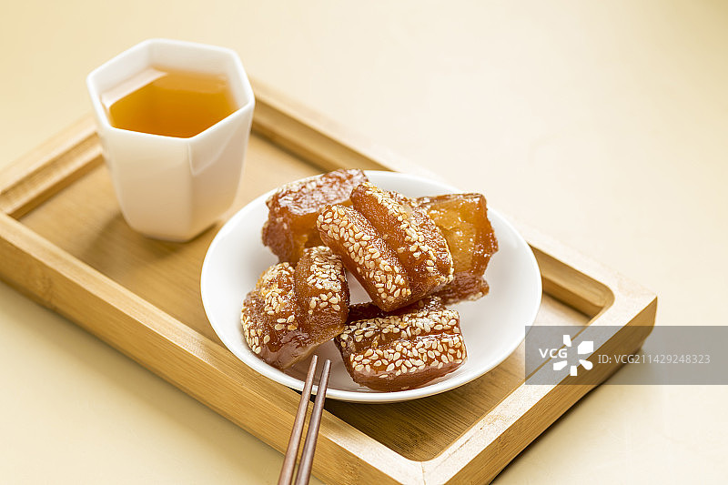 传统小吃蜜三刀摆放在桌面上特写图片素材