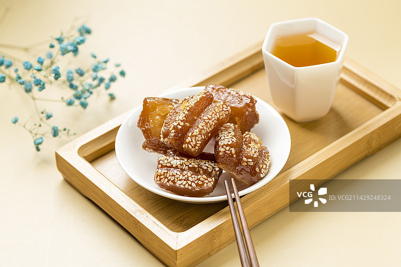 传统小吃蜜三刀摆放在桌面上特写图片素材