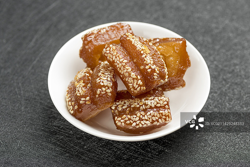 传统小吃蜜三刀摆放在桌面上特写图片素材