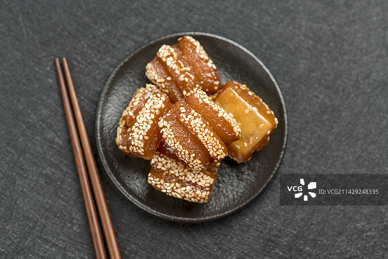 传统小吃蜜三刀摆放在桌面上特写图片素材