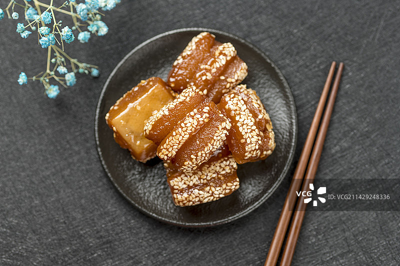 传统小吃蜜三刀摆放在桌面上特写图片素材