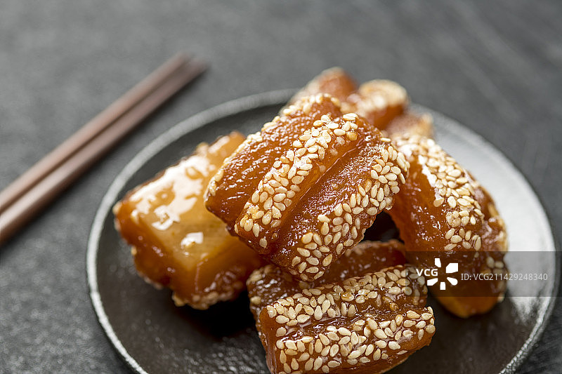 传统小吃蜜三刀摆放在桌面上特写图片素材