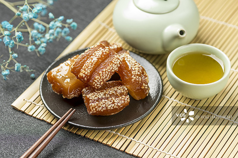 传统小吃蜜三刀摆放在桌面上特写图片素材