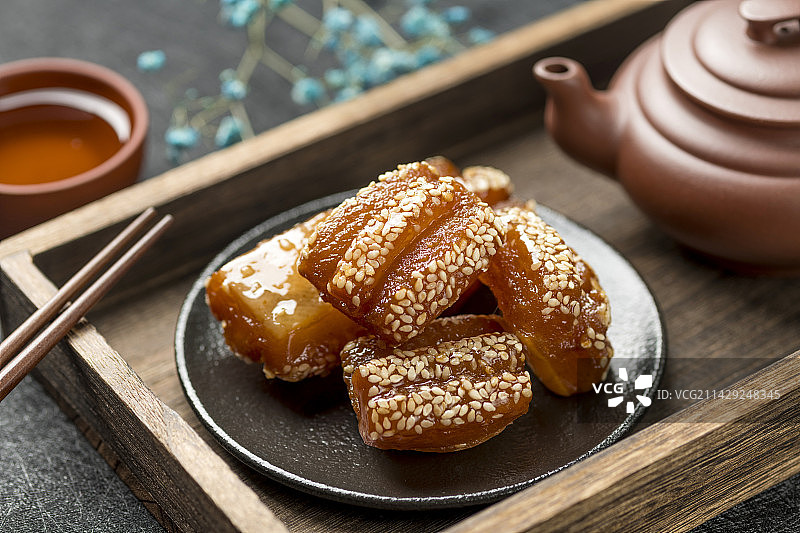 传统小吃蜜三刀摆放在桌面上特写图片素材