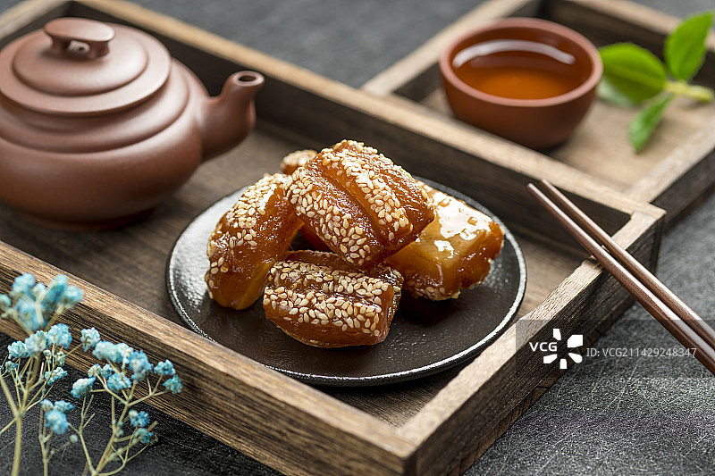 传统小吃蜜三刀摆放在桌面上特写图片素材