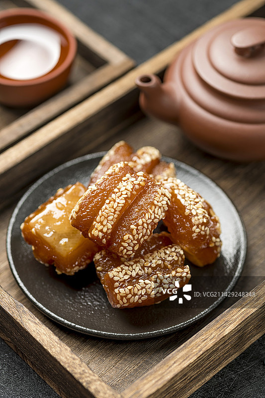 传统小吃蜜三刀摆放在桌面上特写图片素材