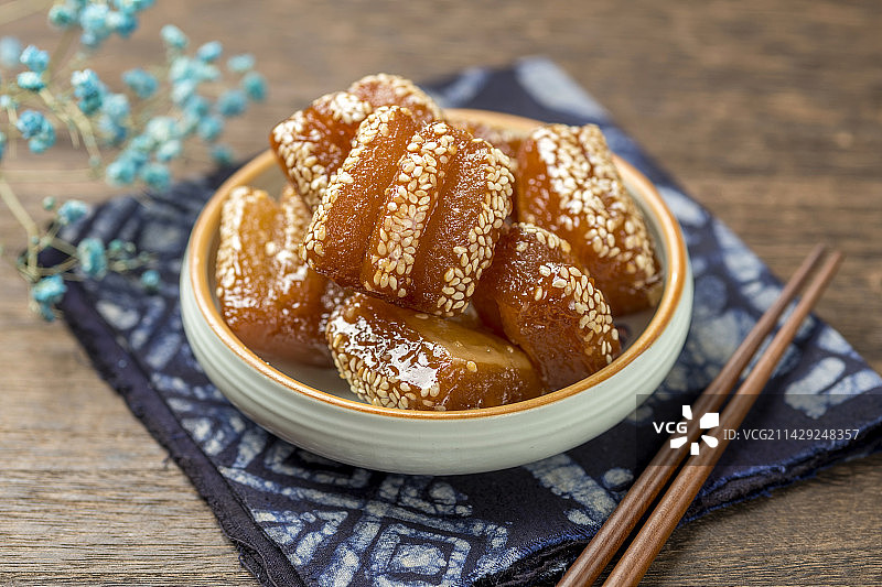 传统小吃蜜三刀摆放在桌面上特写图片素材