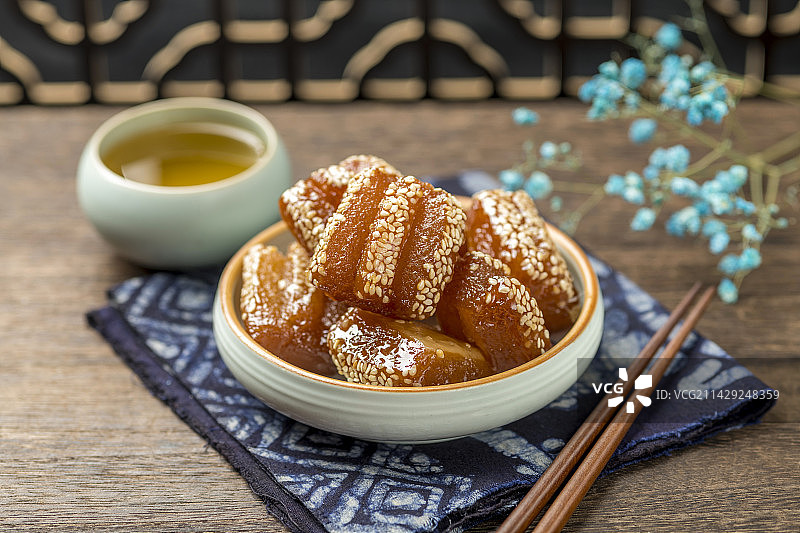 传统小吃蜜三刀摆放在桌面上特写图片素材