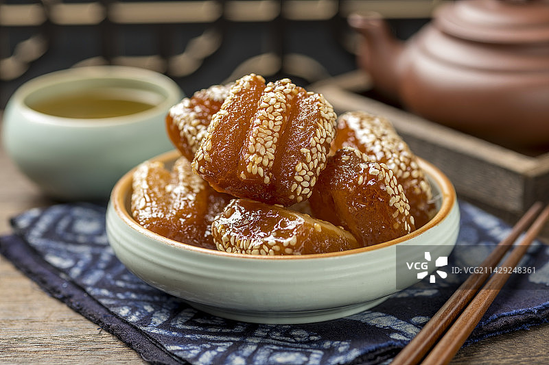 传统小吃蜜三刀摆放在桌面上特写图片素材