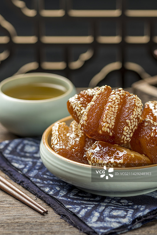 传统小吃蜜三刀摆放在桌面上特写图片素材