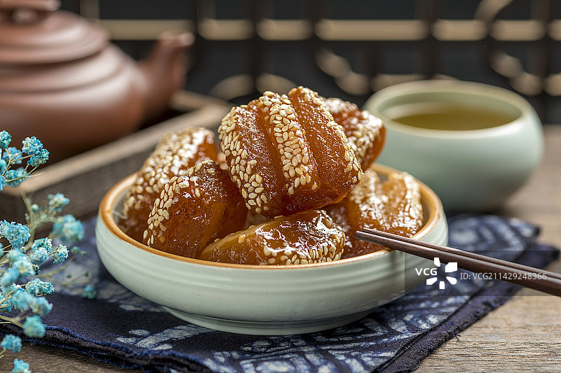 传统小吃蜜三刀摆放在桌面上特写图片素材