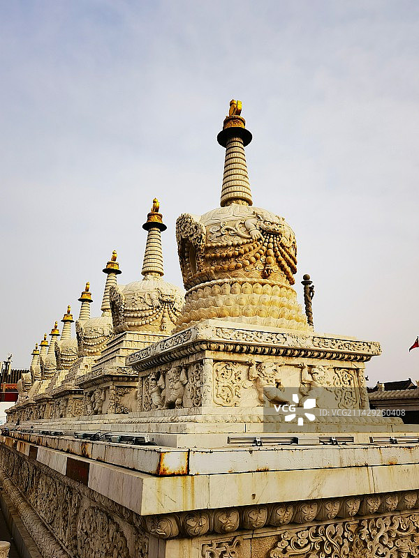 大清朗的天空映衬下的无量寺低视角图片素材