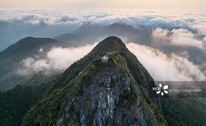 海南乐东黎族自治县尖峰岭热带雨林公园云海日出图片素材