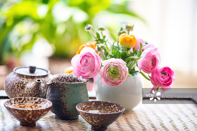 春天，鲜花与茶具图片素材