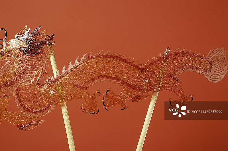 红色背景上的皮影龙图片素材