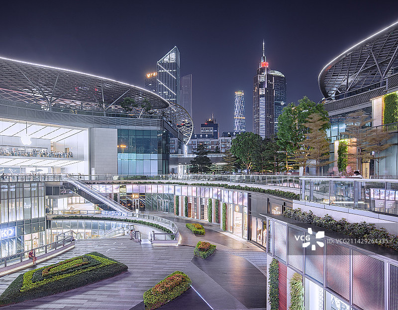 夜幕下繁华的中轴线天河商业广场图片素材