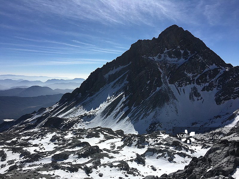 白雪皑皑的群山映衬着多云的天空图片素材
