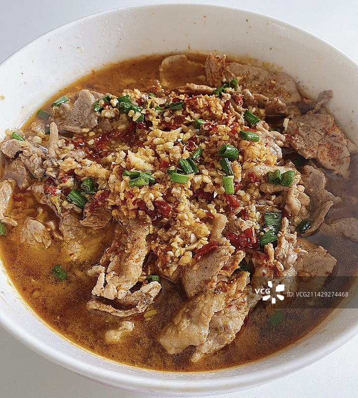 碗里汤的特写镜头水煮肉片图片素材