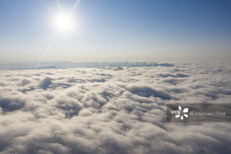 航拍山间云海上的风光图片素材