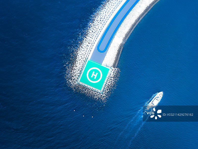 阳光清澈，水波温柔图片素材