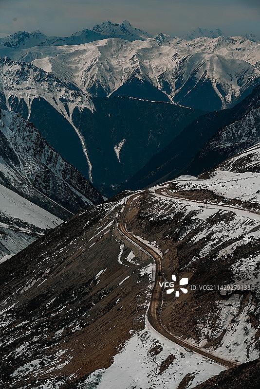 雪山高角度景观图片素材