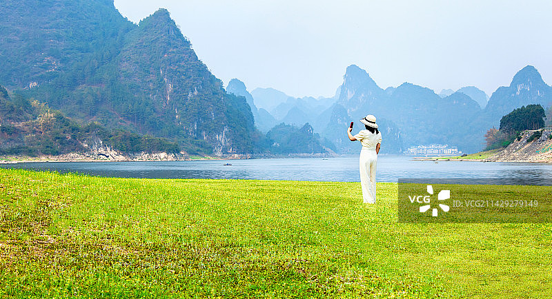 拍风景的人图片素材