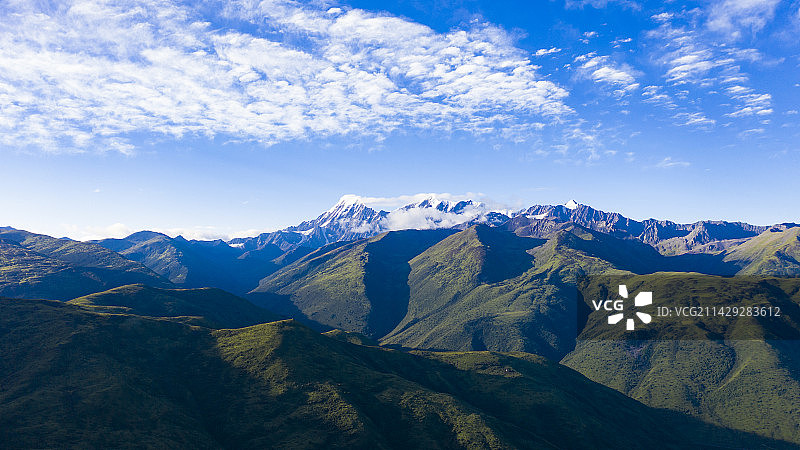 航拍川西高原的蓝天白云图片素材