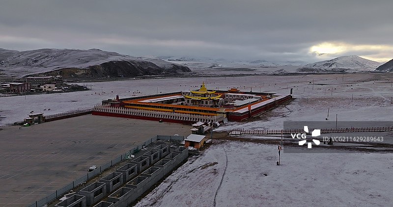 塔公草原木雅金寺航拍图片素材