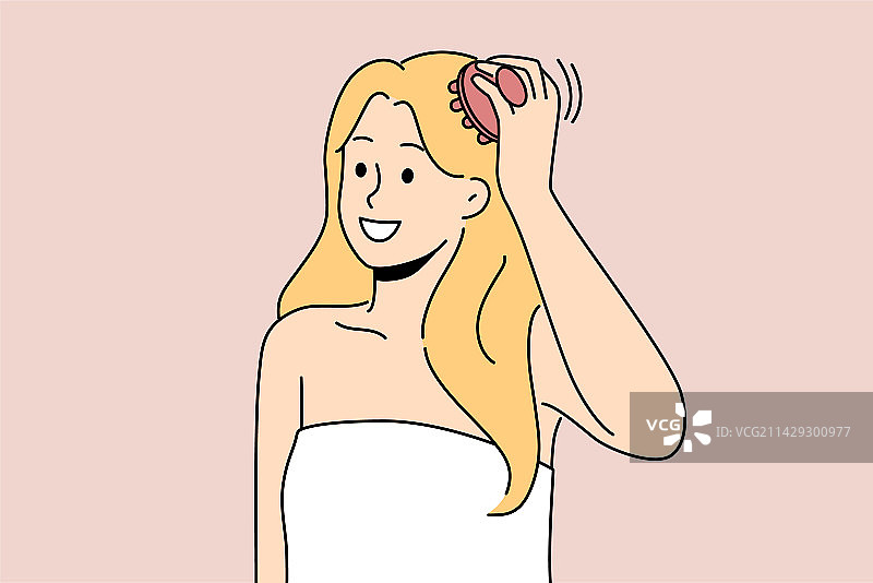 用头皮刷按摩头部的裹着毛巾的女人图片素材