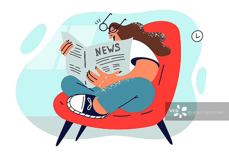 女人坐在椅子上看报纸放松图片素材