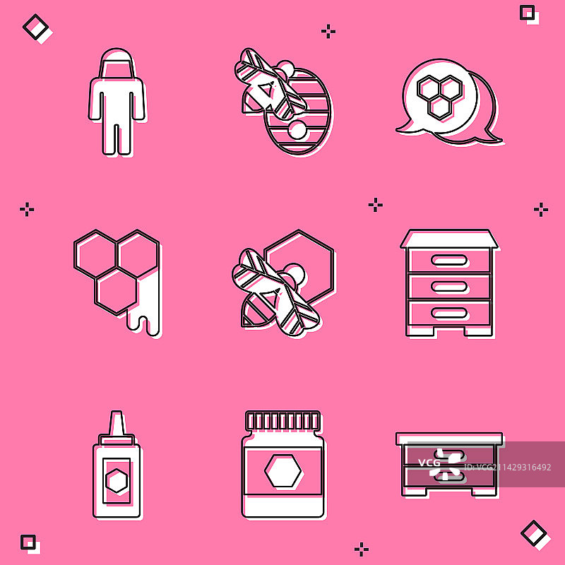 戴防护帽的养蜂人和蜂箱图片素材