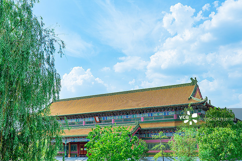 中国园林拍摄主题，浙江金华东阳横店明清民居博览城著名景点，金黄色的大殿建筑物，户外白昼无人图像摄影图片素材