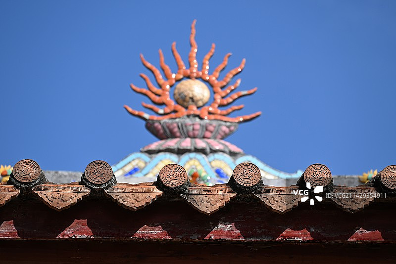 屋项上的龙图腾图片素材