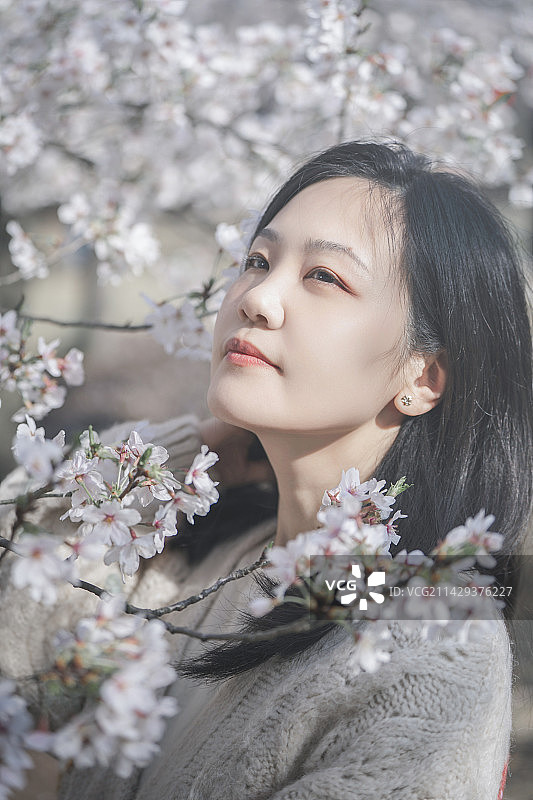 花丛中的少女特写图片素材