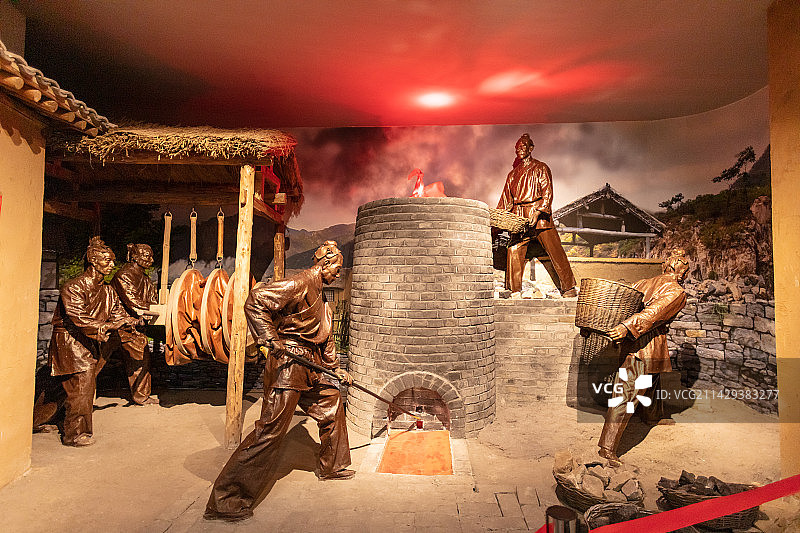 中国山西大同晋华宫国家矿山公园煤炭博物馆“煤的利用”展厅大型场景复原《汉代冶铁》图片素材