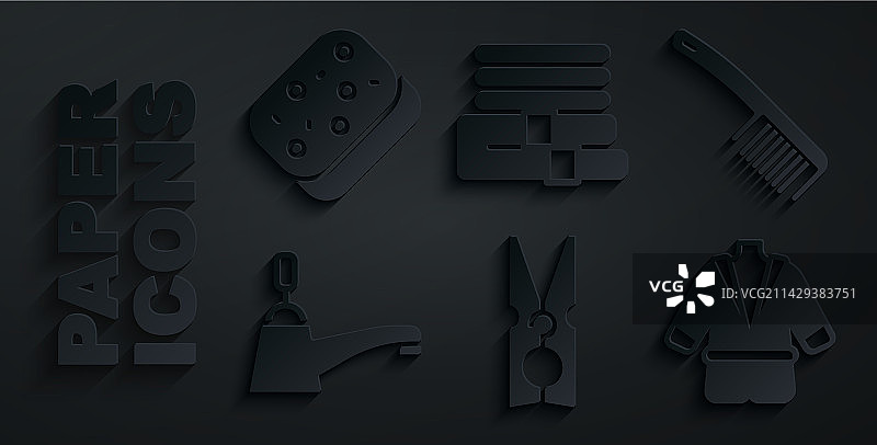 晾衣夹、发刷、水龙头和浴袍图片素材