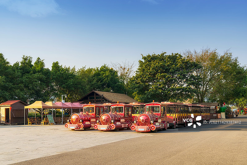贵州省黔西南布依族苗族自治州兴义市万峰林景区将军峰广场上的小火车春季户外风光图片素材