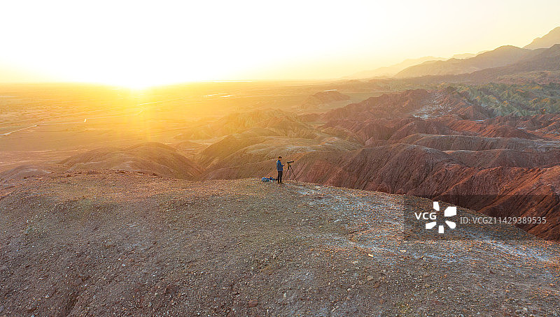 航拍新疆戈壁滩上的丹霞地貌与高速公路图片素材