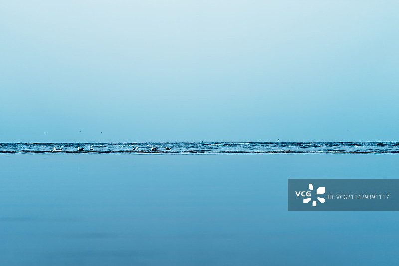 极低视角拍摄的海滩图片素材