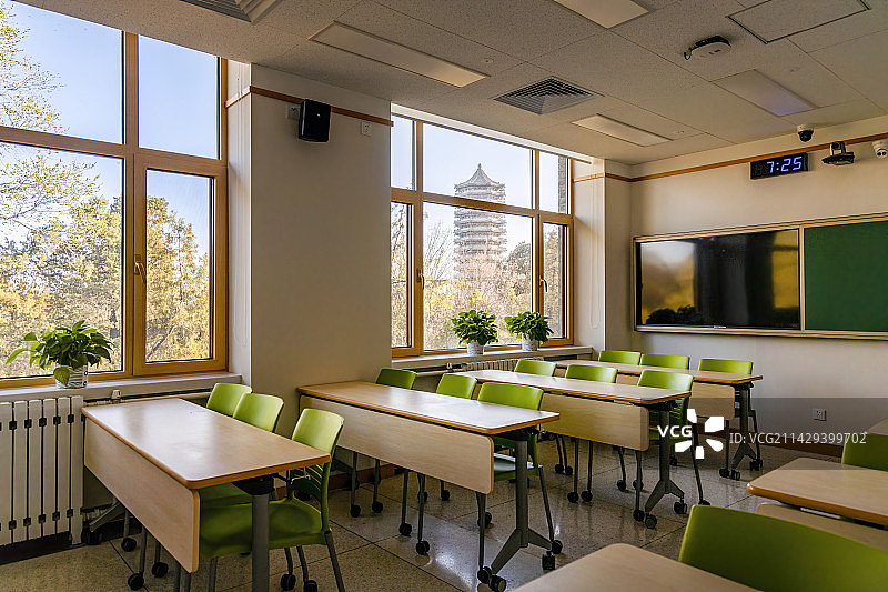 北京大学第一教学楼看得见博雅塔的小教室图片素材