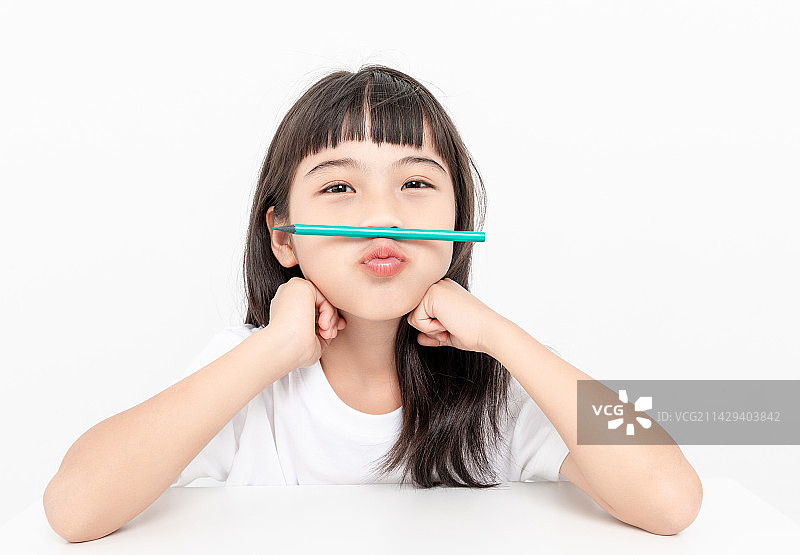 一个天真活泼的中国小学生在画画图片素材