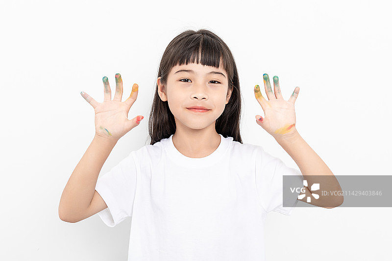 一个真活泼的中国小学生在画画图片素材