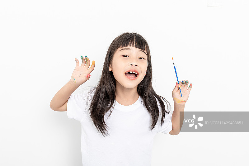 一个真活泼的中国小学生在画画图片素材