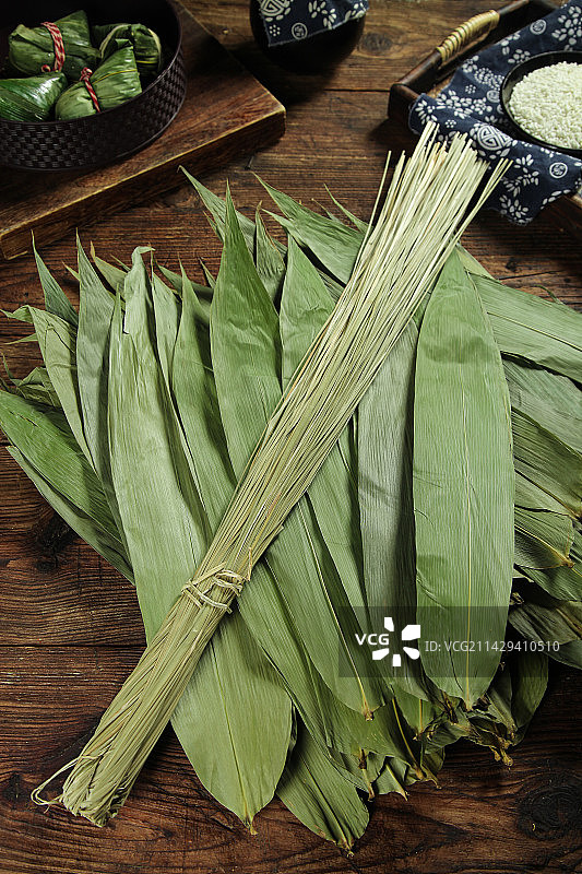 一堆干粽叶和粽绳图片素材