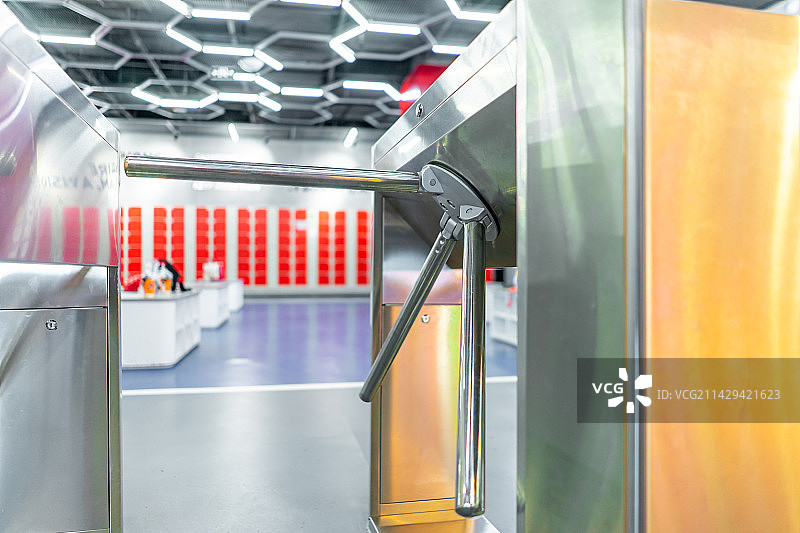 中国公共设施拍摄主题，一个不锈钢的单向十字转门和电子智能感应刷卡门锁，室内无人图像摄影图片素材