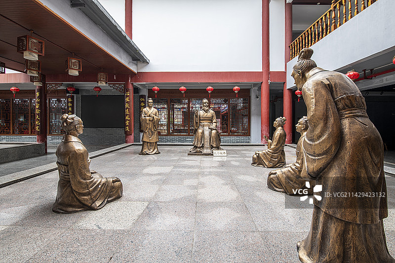 广东南雄珠玑巷广府家风展馆古代人物雕塑图片素材