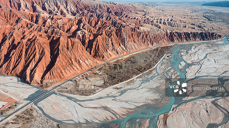 新疆｜春季的奥依塔克红山图片素材