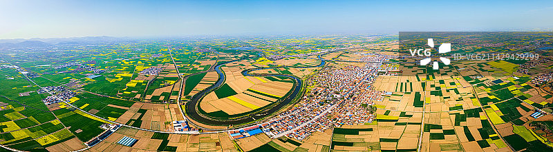 航拍湖北襄阳一片蛮河绕过的开着油菜花的田野图片素材