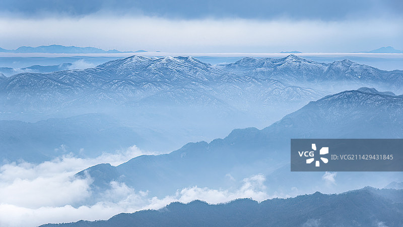 云雾中的雪山图片素材