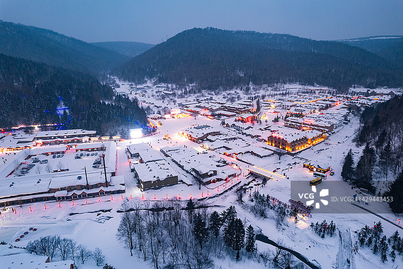 中国东北黑龙江牡丹江雪乡风景区夜景航拍图片素材